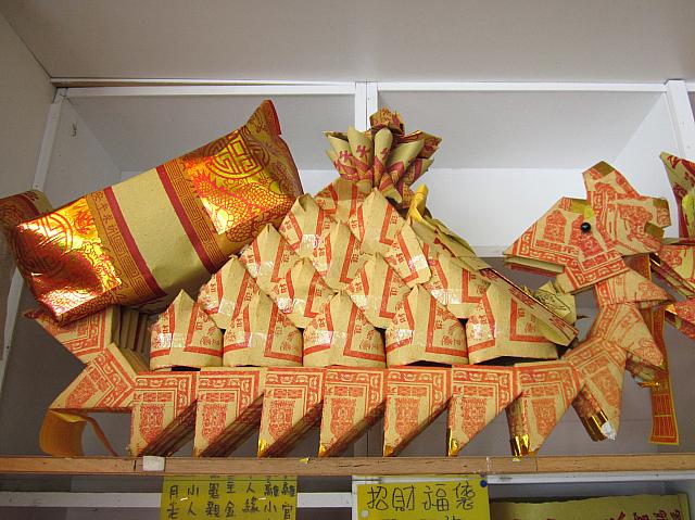 これは龍船といって、神の使いである龍が願いを天に届けてくれるのだそう。（普通の金紙のようにバラバラにせず、このままドーンと金炉に放りこむのだそうですよ）