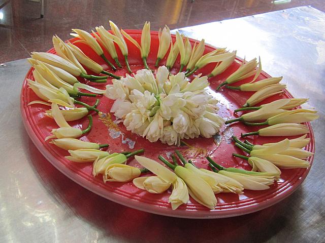 香りのいい玉蘭の花の奉げ物もありますが・・・