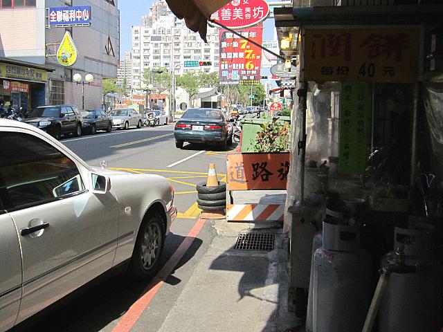 ベンツのお客さんだって買いに来ます！高級料理店の味に負けない潤餅なのでしょうか？向こうに見える伝統的な建物が北屯區にある民俗公園。
