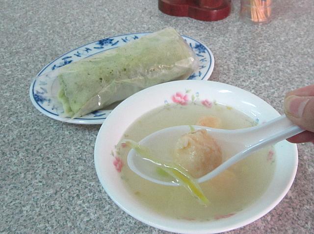 ナビはイートインもできる店内で、蝦丸湯（蝦団子スープ）といっしょにいただきました。プリプリのエビに、しょうがの味がほんのりきいて、美味しい～♪