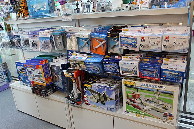 もちろん、飛行機のおもちゃやプラモデルもたくさ～ん売っていました☆