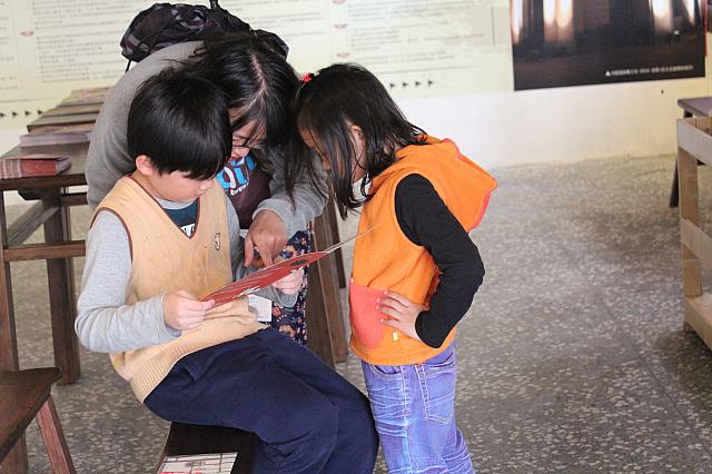 家族で興味深く資料を見ています