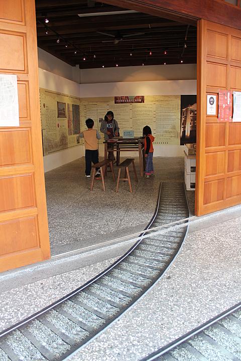 今、迪化街の歴史を鉄道と共に紹介しています