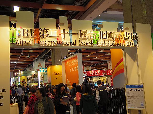 開催日は5日間でしたが、平日の午前もこの人だかり