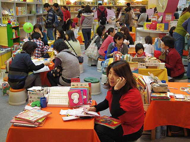 読書スペースは親子連れでいっぱい