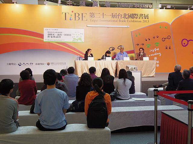 目玉は出版関係者を招いてのイベント。今年は作家の吉本ばななさんも登場しました！