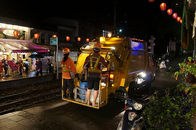 ゆっくりナビ友とおしゃべりを楽しんでいるとどこからともなくゴミ収集車のメロディーが！線路脇でもゴミ収集車はやってくるんですねぇ～♪
