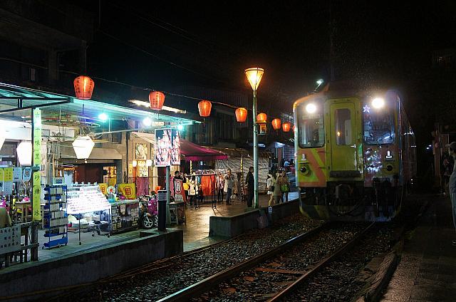電車がやってきて、ひとまず避難！