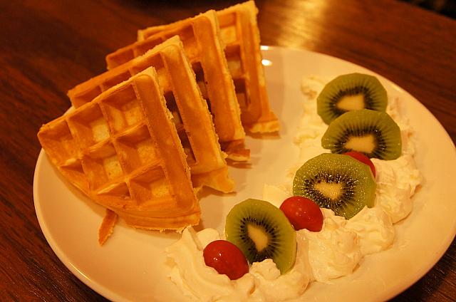 お腹がすいていたのでワッフルを注文してみると、トマトが！てっきりイチゴかと思って食べたものだからビックリ！