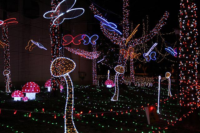 MRT民権西路駅からMRTの高架下にはイルミネーションが！