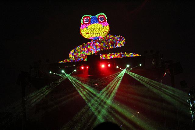 投影技術を駆使しながら「蛇斑斑」が話しかけてくれますよ～