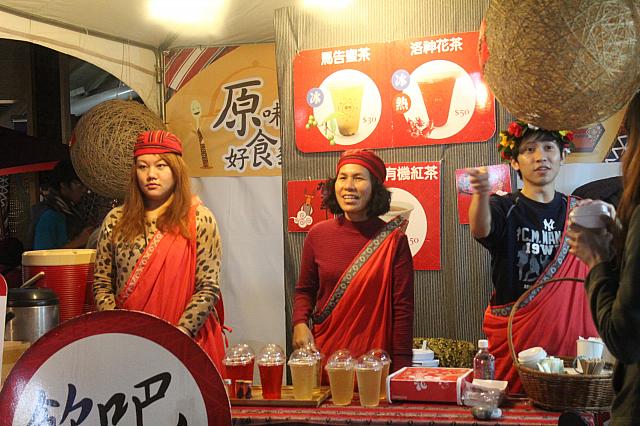 と思ったら、原住民料理も売っていました！なんて商売上手！