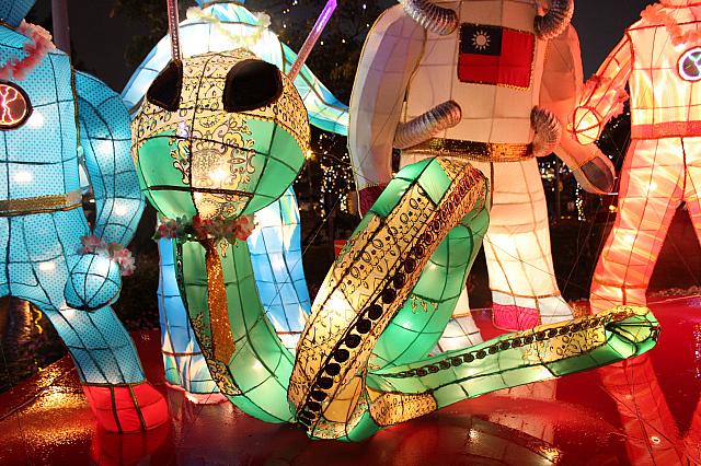 派手なネクタイをつけた蛇くんがかっこつけちゃっています♪