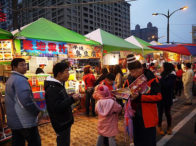 歩き疲れたら、会場にある小吃エリアで食べ物を物色。ここには台湾各地の夜市が集まり、各地のおいしいものが所狭しと並んでいます！