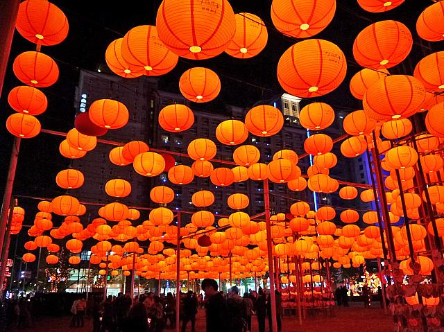 ここは「祈福燈林」というエリア。オレンジ色のランタンは果物の柿をイメージしています。中国語で「柿」は「事」と発音が同じ。柿たちには物事がうまくいくように、と願いが込められているんです。