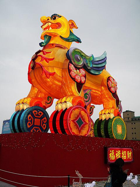 こちらもサブランタンの「福祿招財」。中国古代の伝説に出てくる貔貅（ひきゅう）という動物が象徴する福や財産がやってくるようにという願いを込めて
