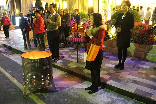 鈺通大飯店前でもスタッフたちが迎えます