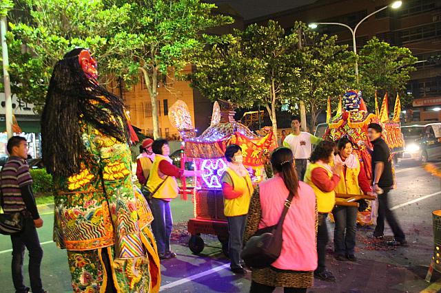 主要な場所の前では、お祭りの車も止まります