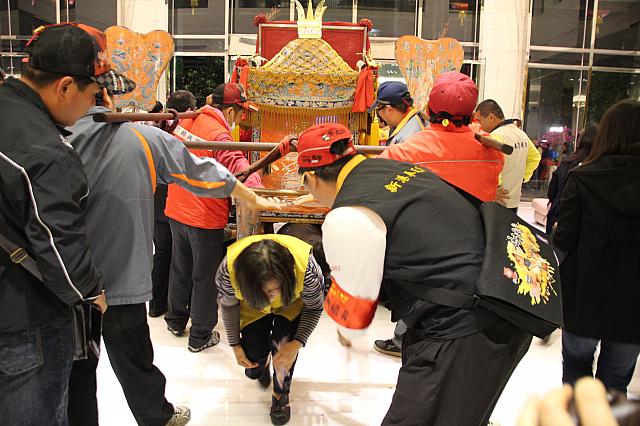 たくさんの方が媽祖様の下をくぐり、今年の平安を祈りました　ナビも初めてくぐりました！