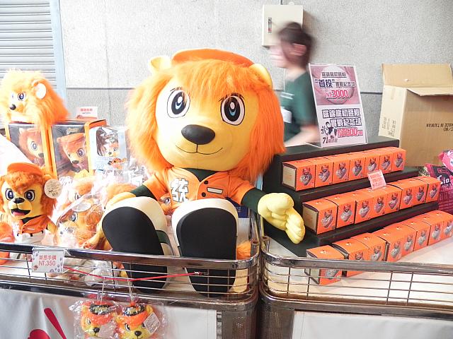両チームのグッズもたくさん販売されています。統一ライオンズのマスコット人形はかなりのビッグサイズ