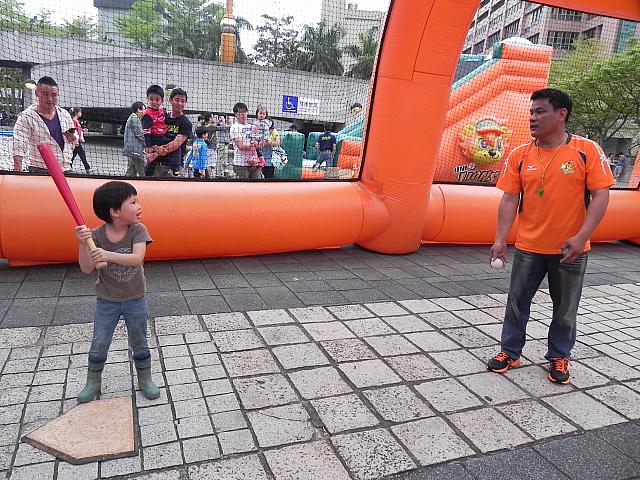 子どもたちも真剣にバットを振ります