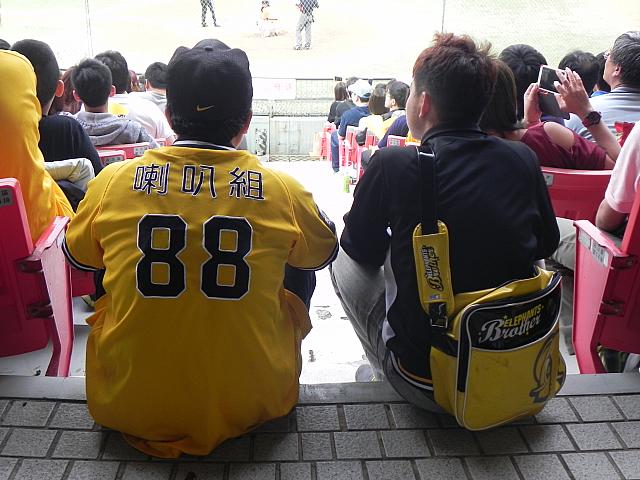 「ラッパ組」（応援団？）と書かれたユニホーム