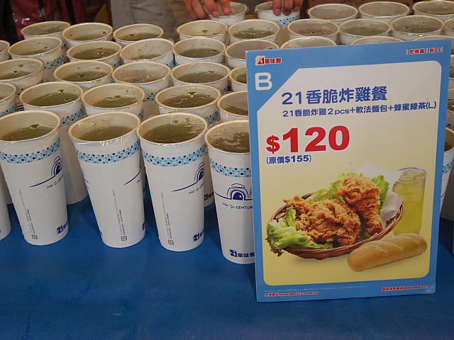 バックスタンドの裏ではチキンとドリンクのセットや