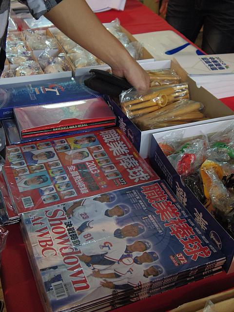 各チームの開幕戦では「職業棒球」という雑誌が編集した選手名鑑が売られています