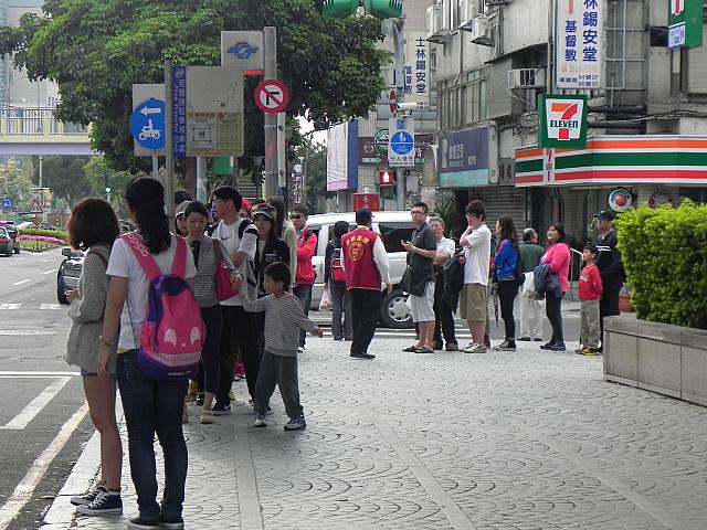 WBCベスト8入りの影響で、去年より人が多い！MRT芝山駅から出ている無料シャトルバスの乗り場には長蛇の列が