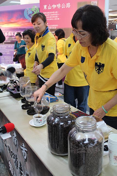 コーヒーもどんどん入れられ、ふるまわれました