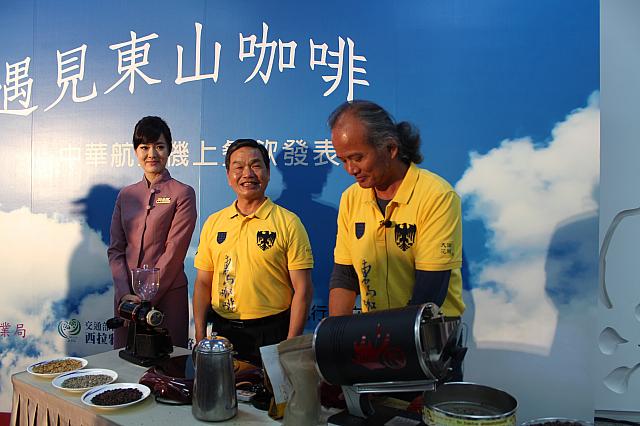 ステージでは、コーヒーの焙煎実演