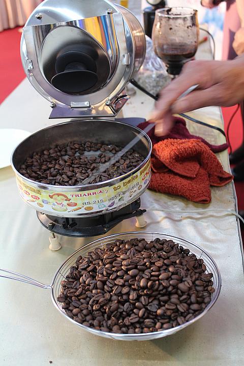 ナビ、コーヒー豆も食べてみましたが、香ばしい！