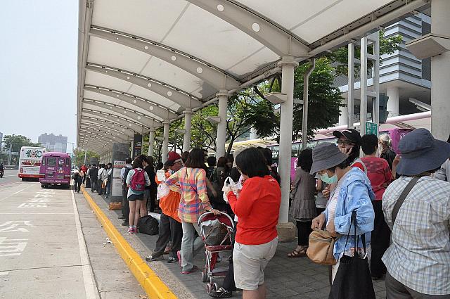 先週末、高雄に行ってきました！高鉄に乗って1時間半！近い～！バス乗り場ではすごい行列！