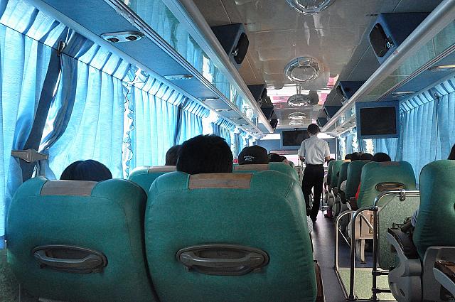 バスの中はこんな感じ。座席がゆったりしています