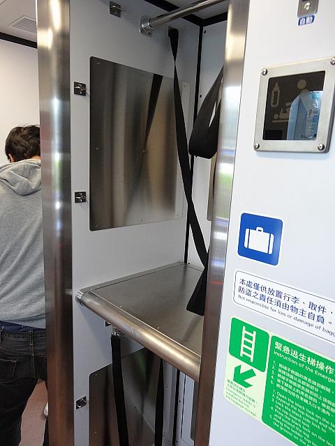 荷物置き場は2層になっています。重たいものは下へ軽い荷物は上に置きましょう！