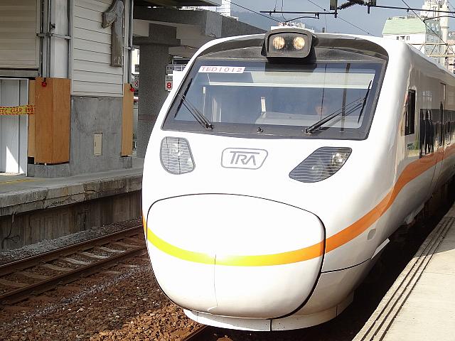 気を取り直して礁溪駅のホームへひと駅だけですが、タロコ号に乗って宜蘭駅を目指します！