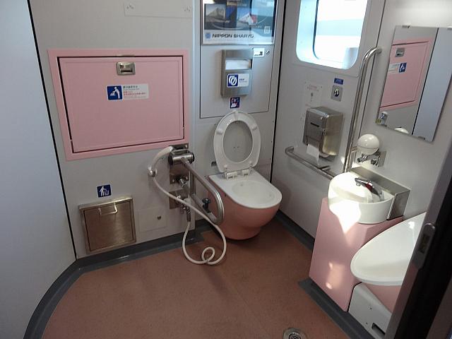 車いすの方も使用可能なトイレもこの通り！