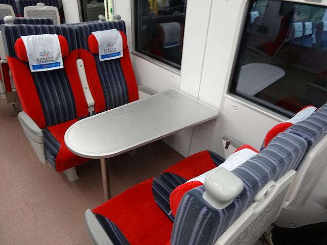 グループ旅行の方はこのテーブルが付いていて対面式になっている席を予約すると列車の旅がより楽しくなりそう！