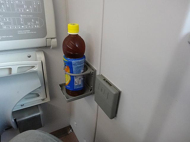 ドリンクホルダーが奥に二つ並べてあるのは台湾流！手前に座るとドリンクが取りにくい＆奥が知らない人なら気を使う～～！