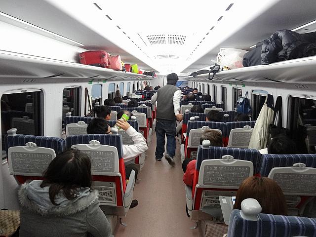 やっぱり人気のようでほぼ満席！そんな中ナビは車内探険の旅へ出～～発♪