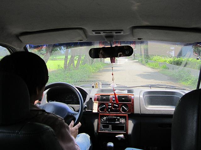 行動派の先生はSUV車をガンガン走らせてナビたちを連れて行ってくれました。