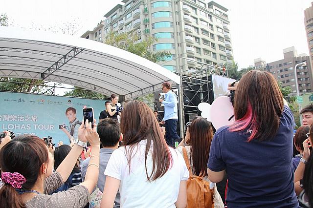 ステージの花道にショウがやってきた！ファンは髪の毛をピンクにしたり、ピンクの豹柄のシュシュをしたりとショウに見てもらうため色々工夫しています