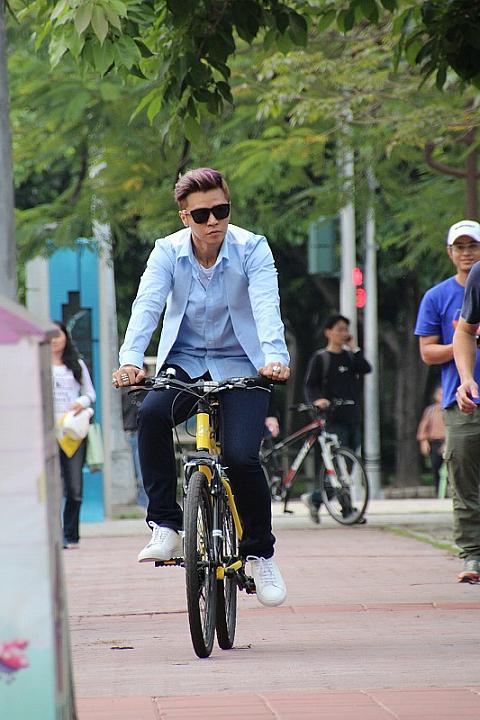 ショウが自転車に乗ってやってきた～