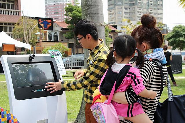 ショウと一緒に写真が撮れる機械も！