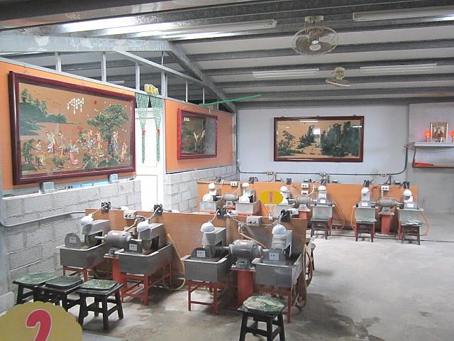 実はこちらでは、自分で玉のアクセサリーが作れるＤＩＹコーナーがあるんです。市街地で買えば千元以上はする台湾玉のネックレスが数百元でできるんですって。