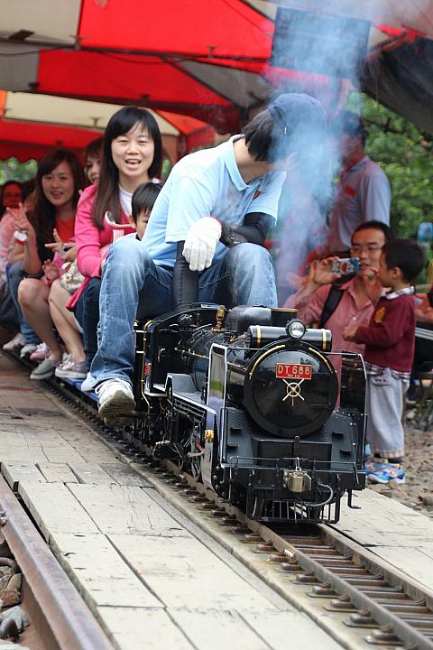 ポ～！と音が聞こえてきて、蒸気機関車が入ってきた～と思ったら、このミニ列車でした（涙）休日は観光客向けにこのミニ列車を走らせています