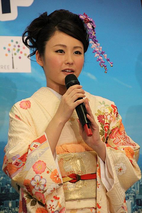 台湾と日本を行き来する佐藤麻衣さんは和服で登場。「101も特別な存在だけど、スカイツリーも見どころ満載。ショッピングセンターもあるし、下町の雰囲気も楽しめて、一日遊べます！」と流暢な中国語でPR