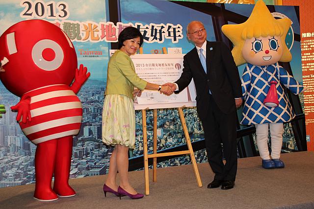 PRキャンペーンの成功を祈ってがっちり握手！