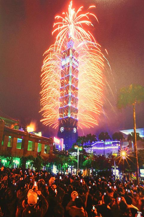 今年のニューイヤーを飾った花火もこんなに美しい写真に