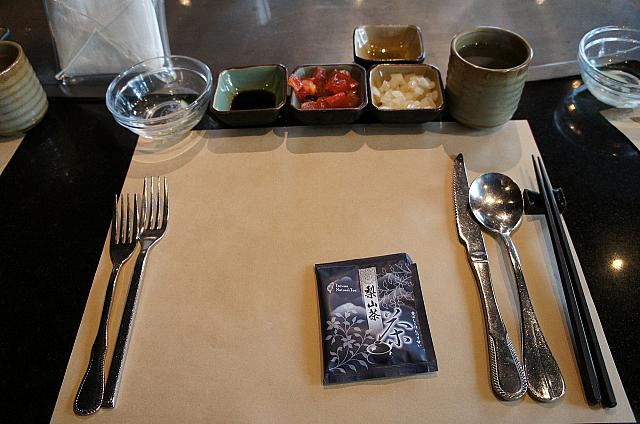 ナビの順番が回ってきました！席に案内されると梨山茶のティパックが。うぅ～ん、台湾らしいっちゃ台湾らしいけど・・・ブツブツブツ・・・